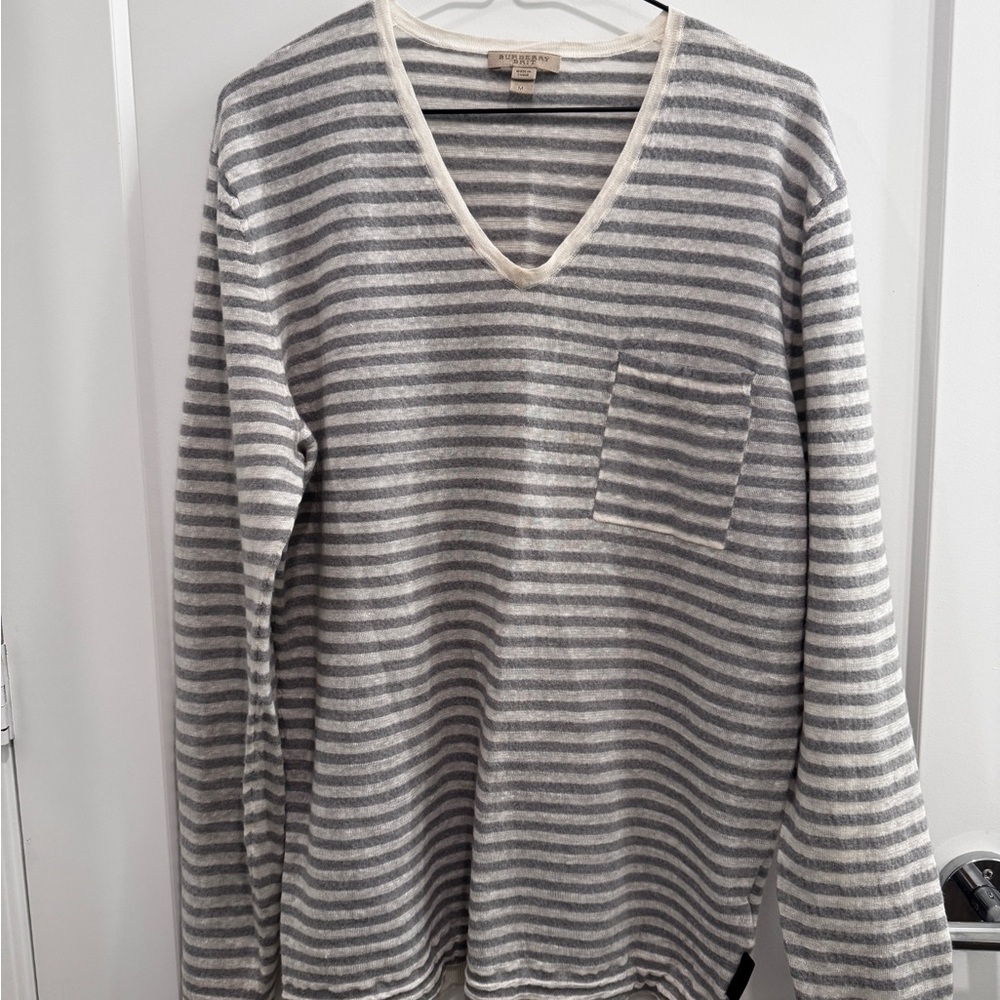 💯 % authentic Burberry Gray V-Neck Sweater